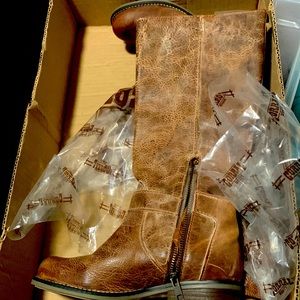 Boots Coral Urban 6.5 NWOT